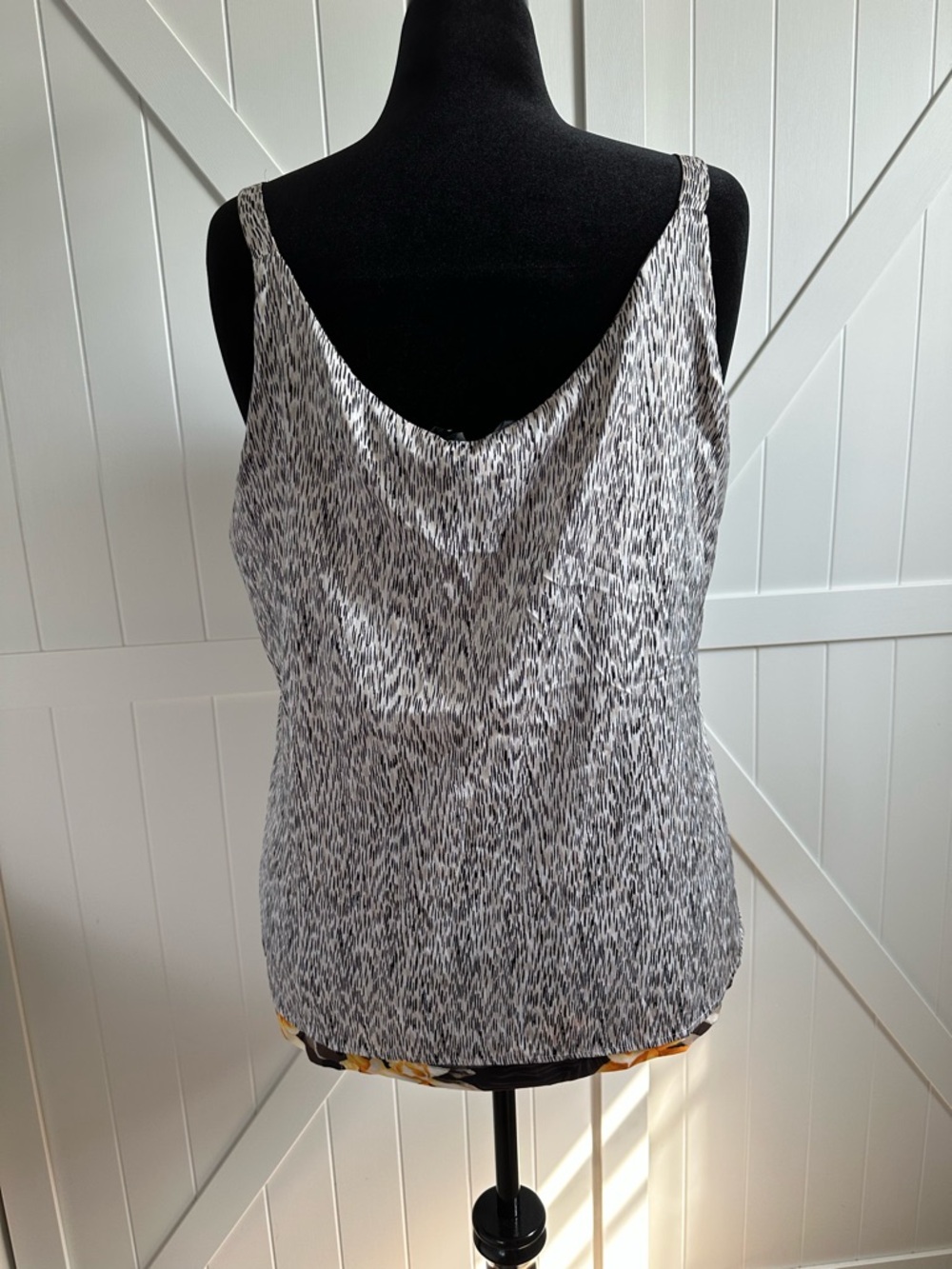 White House Black Market XL Reversible Cami Tank Top Floral Black Ivory NWT - Picture 5 of 7